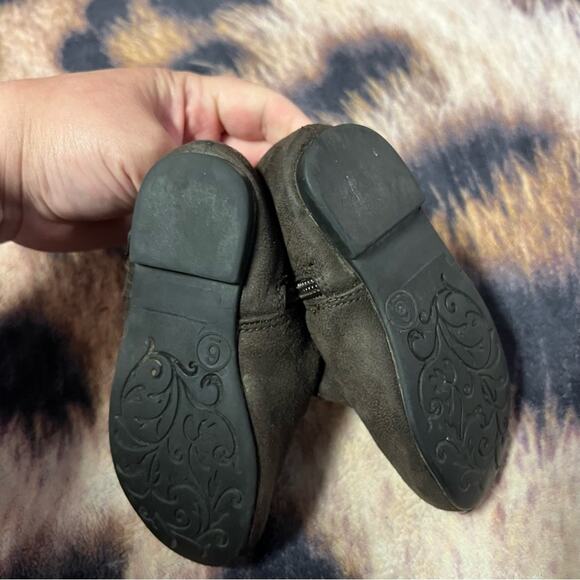 Falls Creek Soft Brown Ruffled Side Booties Baby Girls Size 6 - Picture 6 of 9